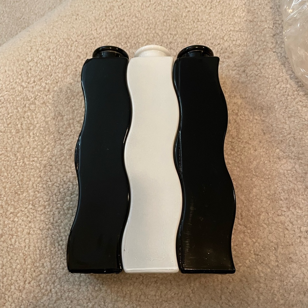 🍁🦫Three black and white vases